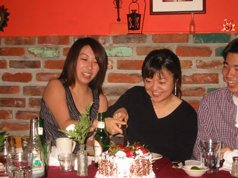 hiroko.akiko-cakecut.jpg