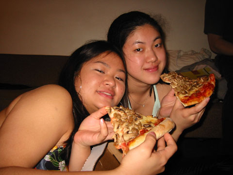 lulu.cat-eatingpizza.jpg
